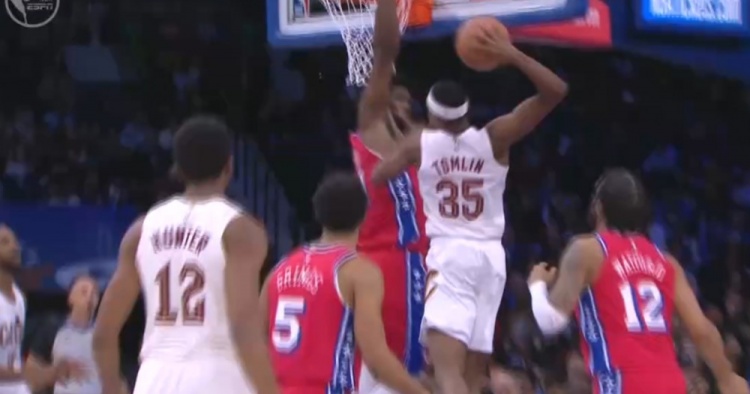 暴力美学!汤姆林切入单臂抡圆隔扣恩比德