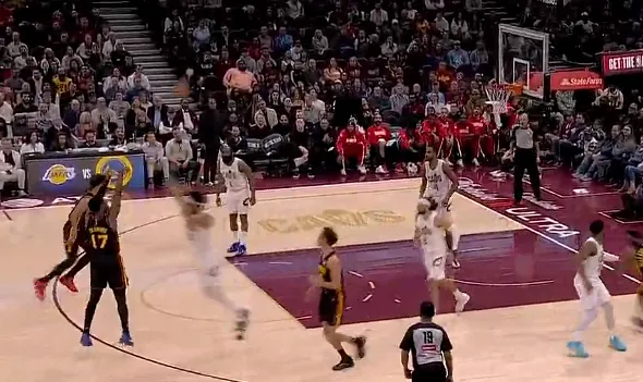 九游体育官方网站-奥孔古接手递手传球三分命中，老鹰领先骑士到两位数分差